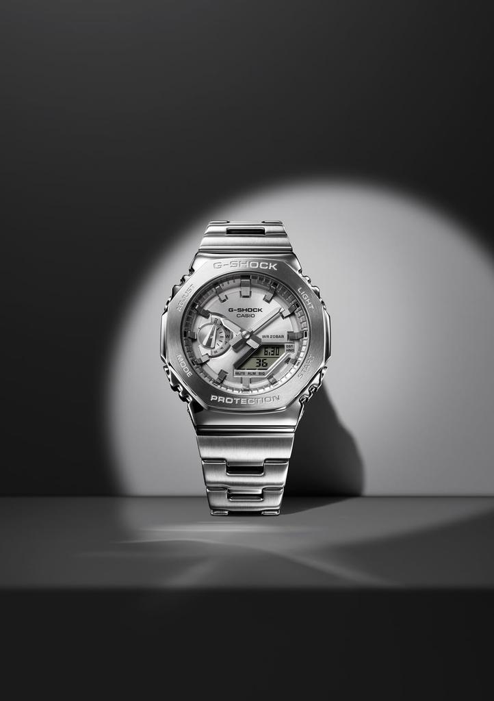 Часы Casio Серебристый металлический безель и браслет Модель G-Shock GM-2110D-7AJF Мужские