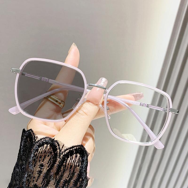 High-end Ultra-light Photosensitive Color-changing Myopia Glasses Large Frame Retro Style 75022