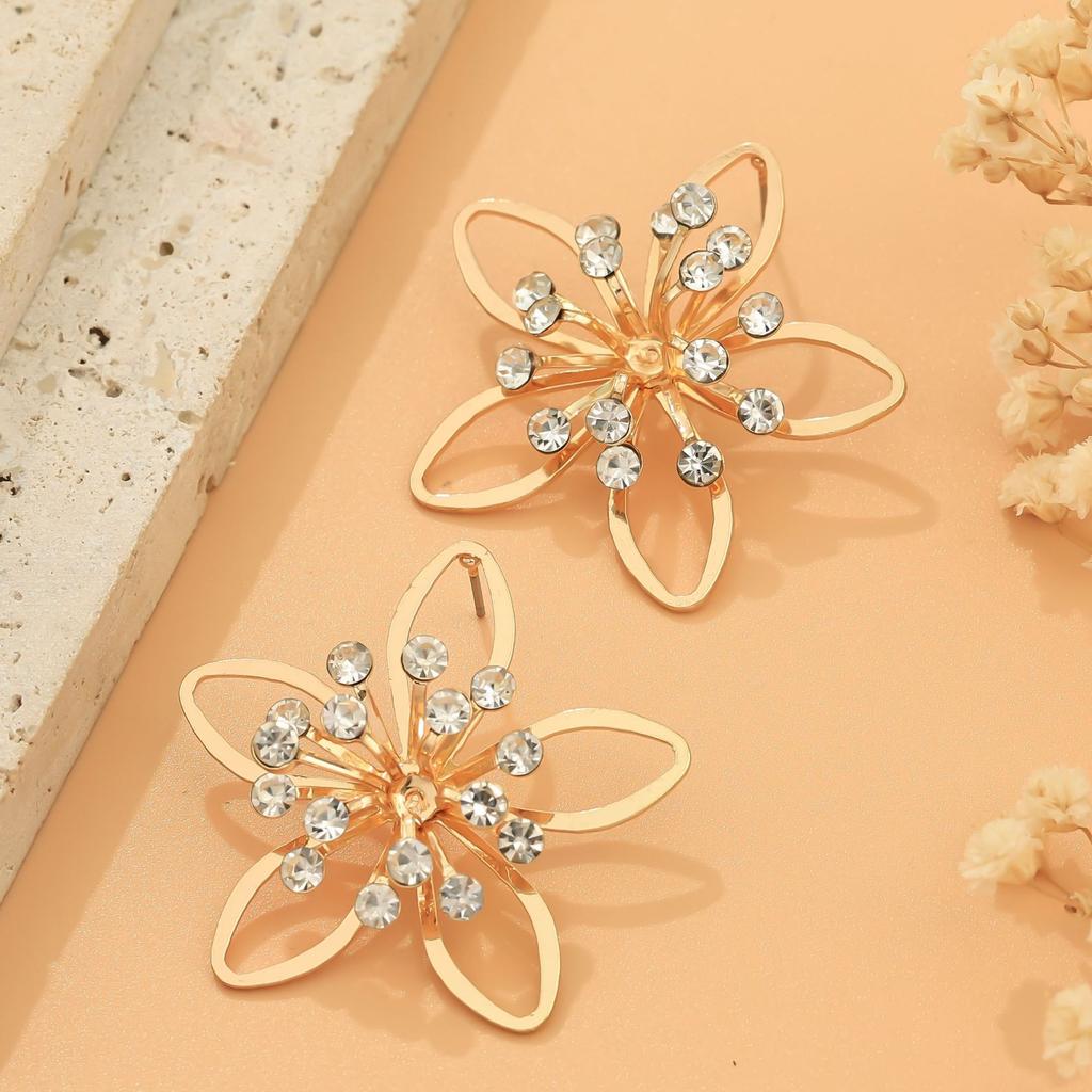 Accessories Fashion Metal Hollow Diamond Flower Necklace Earrings Temperament Elegant Bracelet Ring Set