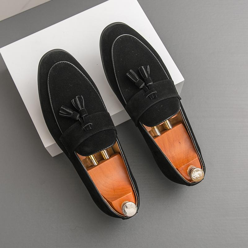 Модная мужская элегантная обувь из натуральной кожи, модные мужские лоферы на каждый день из замши, дышащие слипоны на плоской подошве, туфли для вождения с кисточками