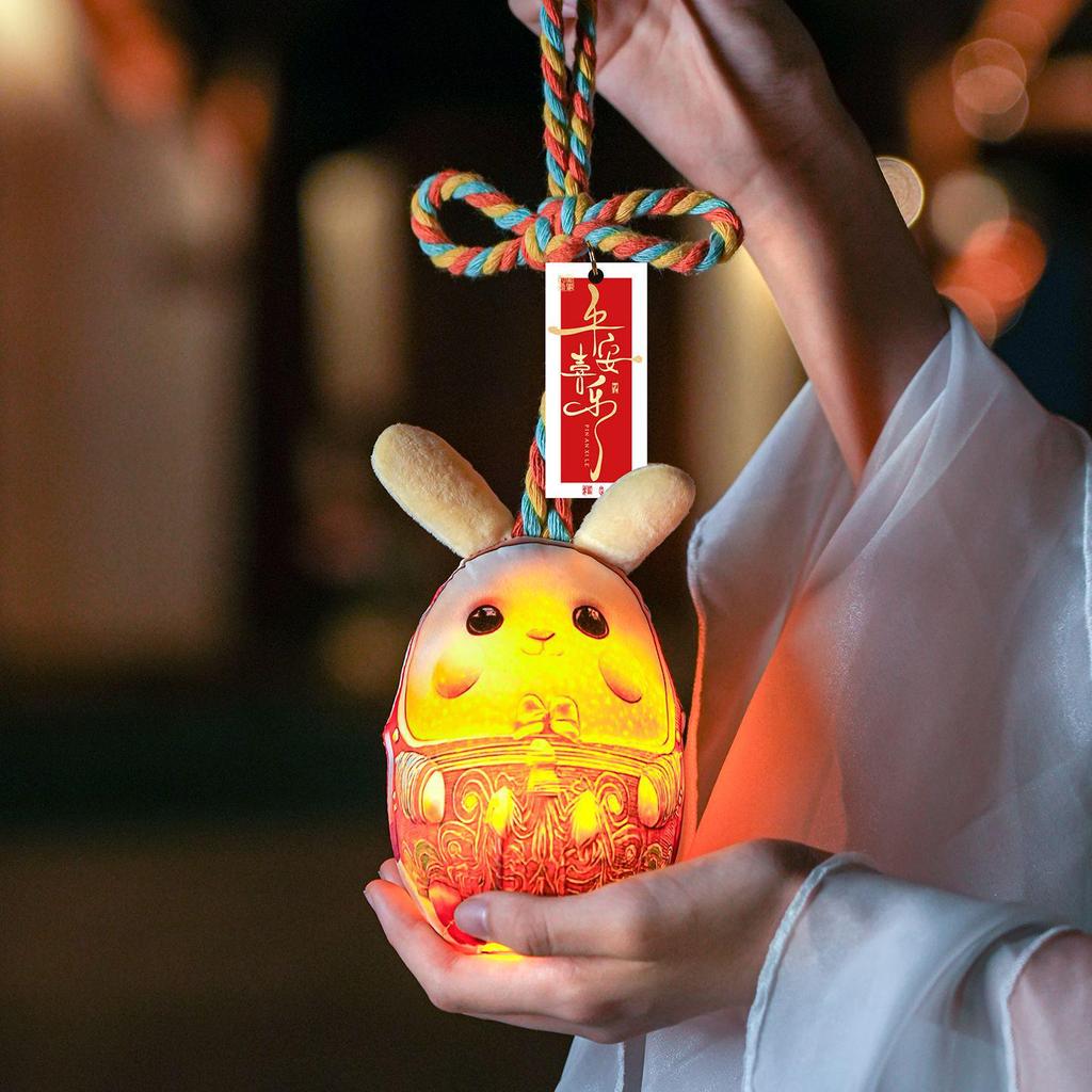 Светящийся фонарь-кролик на праздник середины осени 2025: Сделанное вручную тканевое светящееся подвесное украшение для детей