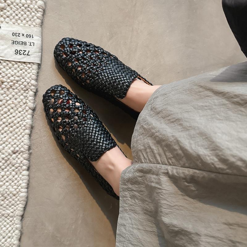 Мода 2025 Новые летние удобные плетеные сандалии Женские низкий толстый каблук Слипоны Повседневные полые дышащие сандалии Женская обувь для ходьбы