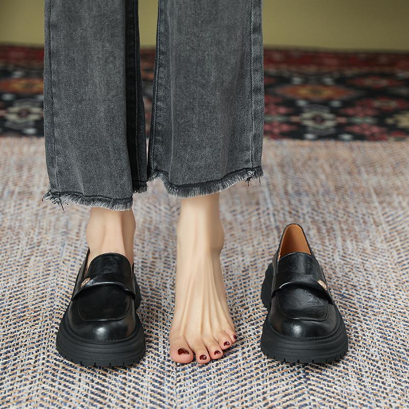 Камелия лоферы маленькая золотая монета женские 2025 весна новая высококачественный британский стиль толстый каблук маленькие кожаные туфли один педаль