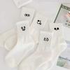 Белые носки с забавными выражениями для женщин, женские носки средней длины, спортивные носки с изображением симпатичных хлопковых носков средней длины с изображением смайликов