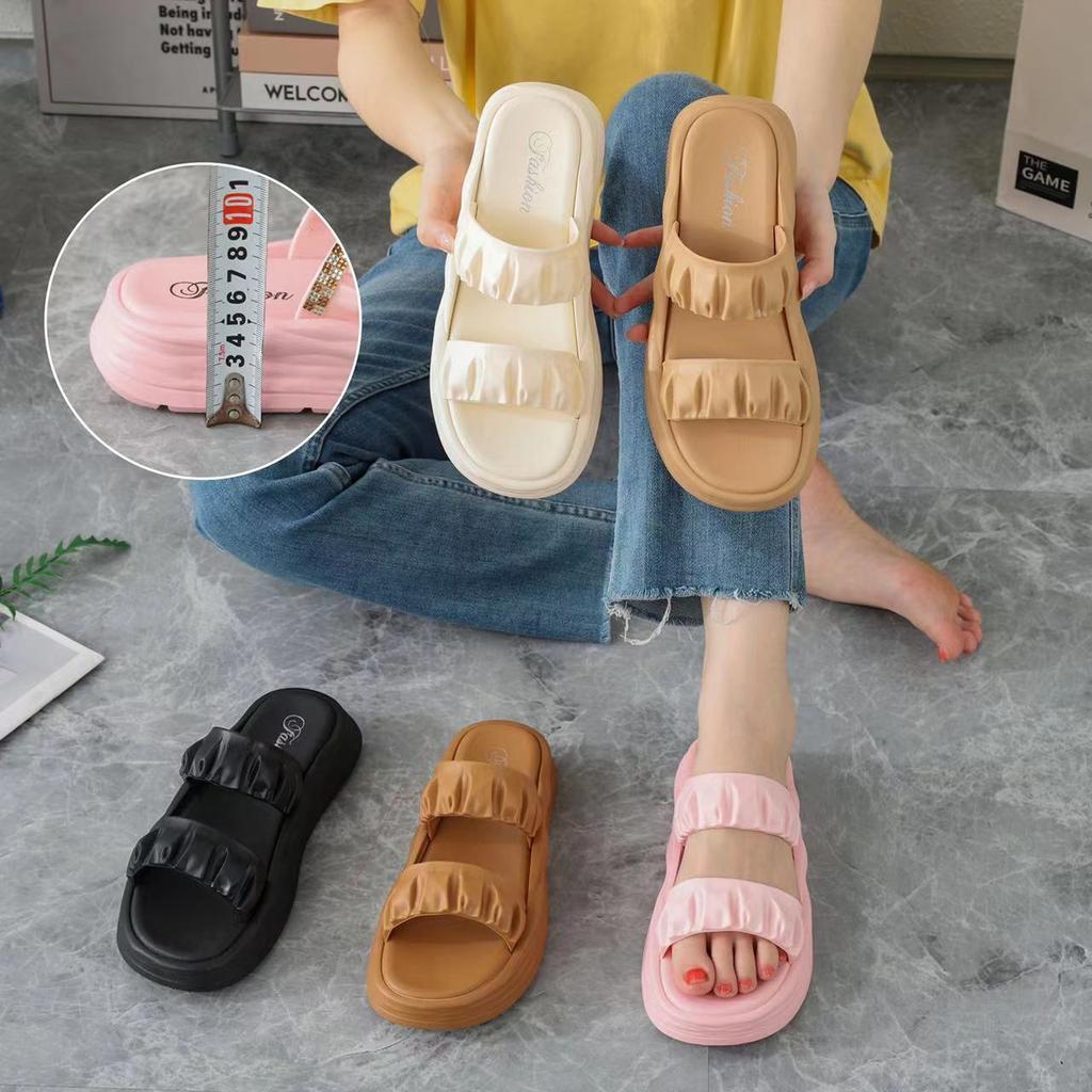 Summer New Soft-soled Slippers for Women To Wear 2025 Fashionable and Foreign Thick-soled Beach One-character Cool Slippers