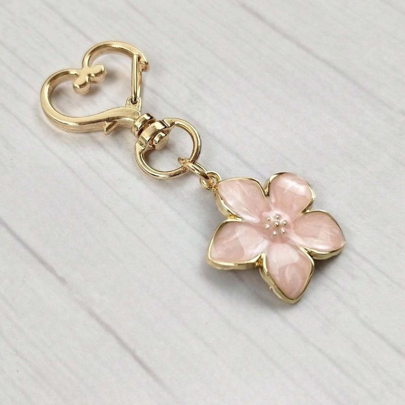 1 шт. Металлический брелок в форме цветка сакуры с легким струящимся дизайном сакуры и биркой для ID, подходит для сумок, автомобилей, для пар и в качестве праздничного подарка, кошелек