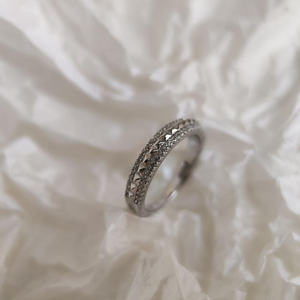 Серебряное кольцо с фианитами, вес изделия 2,82 гр (2184287)