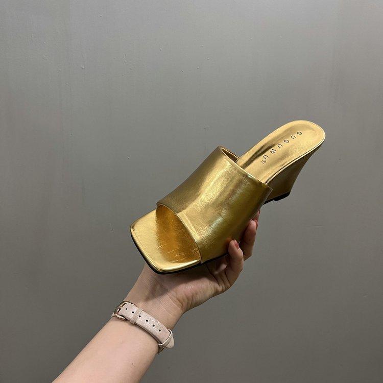 Весна и осень 2025 новые сандалии с квадратным носком, простые босоножки на шпильке, шлепанцы с одним ремешком, женская модная крутая обувь