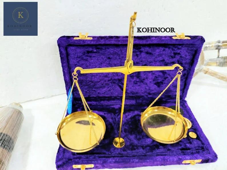 Латунные аптекарские весы с бархатным футляром: Декор в винтажном стиле