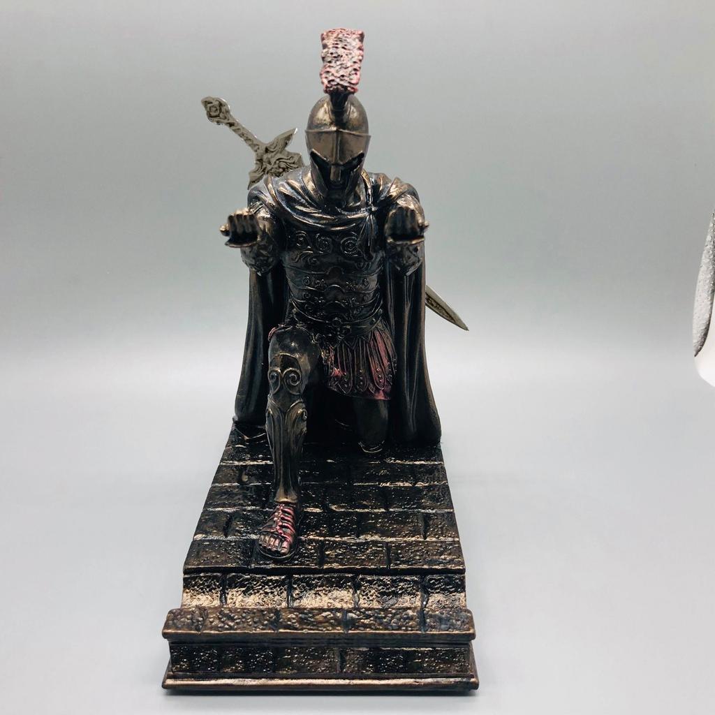 Настольное украшение Рыцарь Подставка для ручек Крутые настольные аксессуары Римский командир На коленях Подставки для карандашей Отделка Статуэтка с подставкой для меча