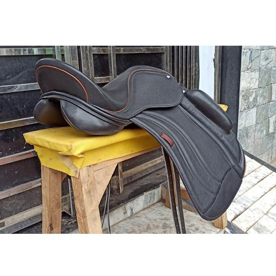 Кожаное выездковое седло с монокрылом и сменными вставками, размер 17", 17,5", 18"