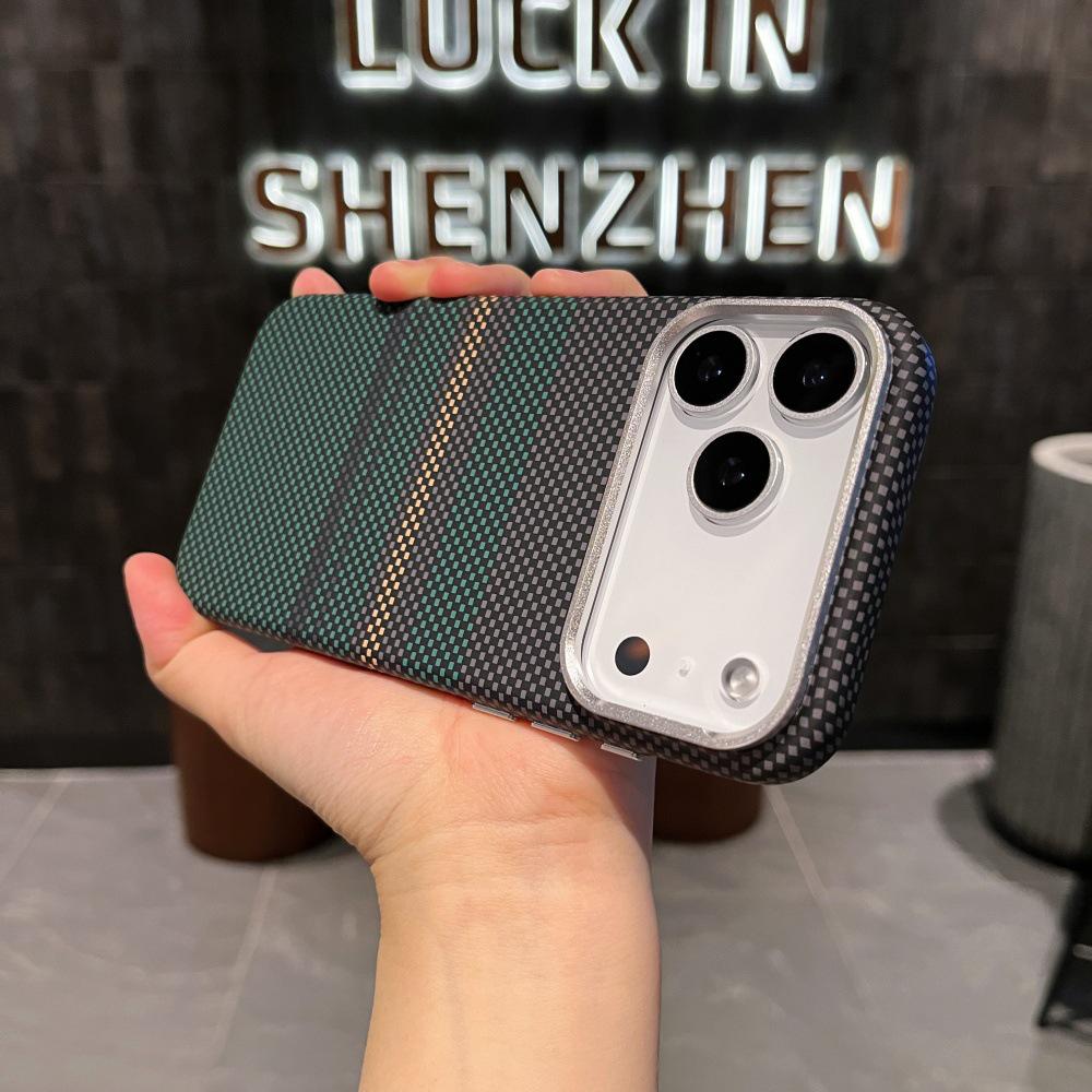 Магнитный чехол из углеродного волокна "Золотая гора на закате" для iPhone 17 Pro Max - Полное покрытие, металлическая защита объектива