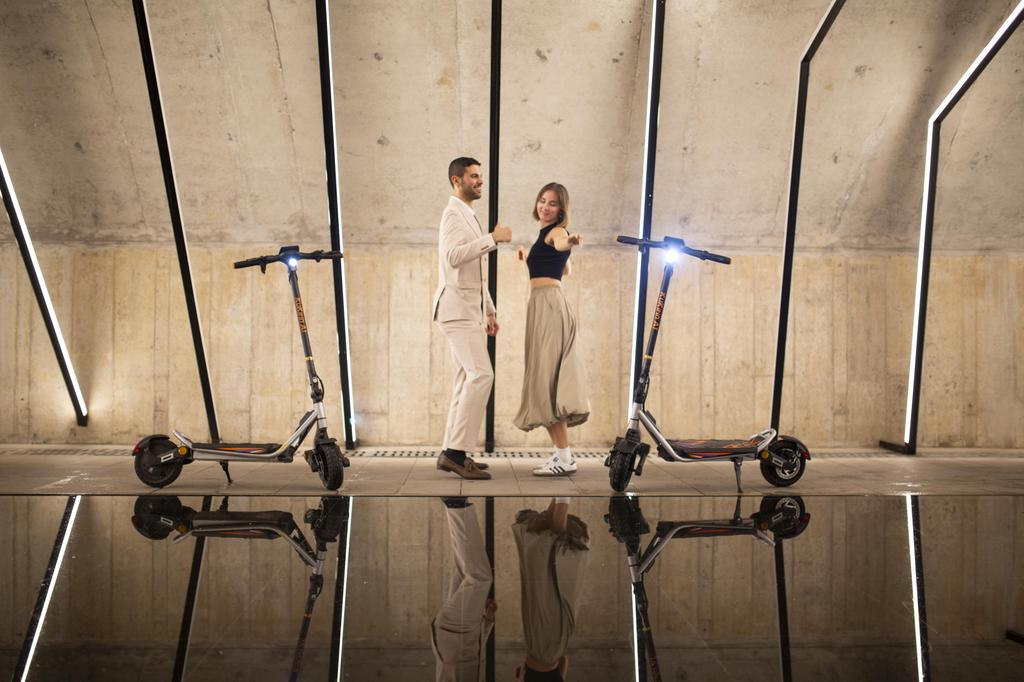 KuKirin A1 800W E-Scooter, High Speed 45km/h, 3 Speed Modes, Cruise Control, LED Display, Foldable Frame, Strong Steel Material