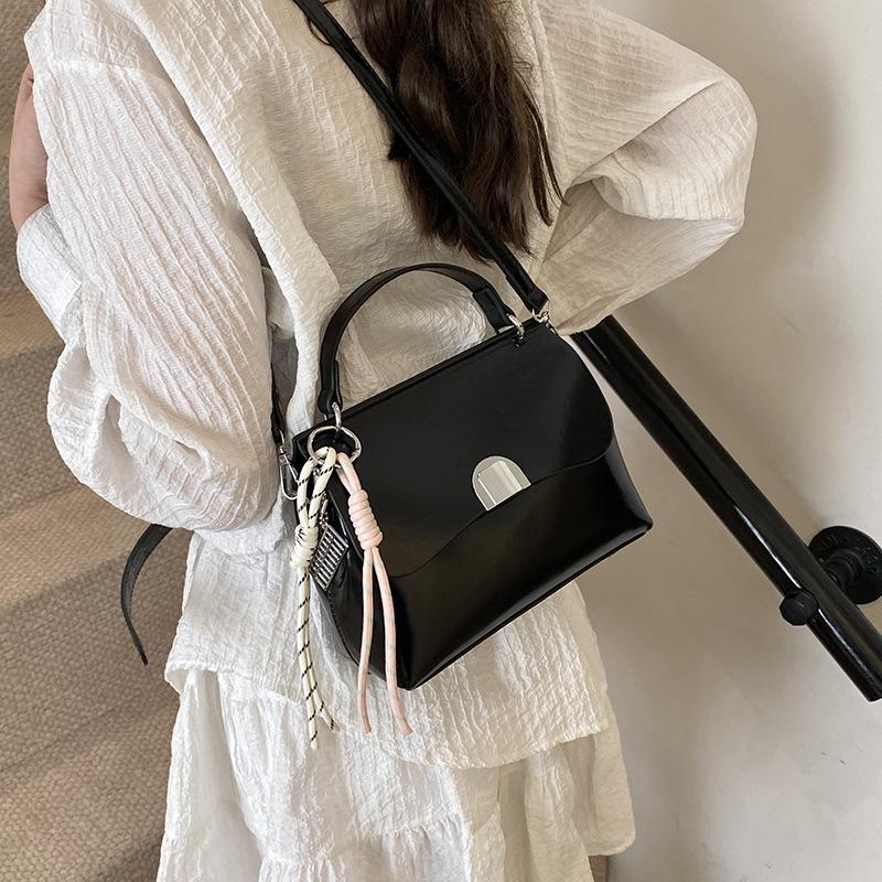 Женская сумка премиум-класса с текстурой, новая модная универсальная сумка-мессенджер 2025, популярная весенне-летняя портативная маленькая квадратная сумка