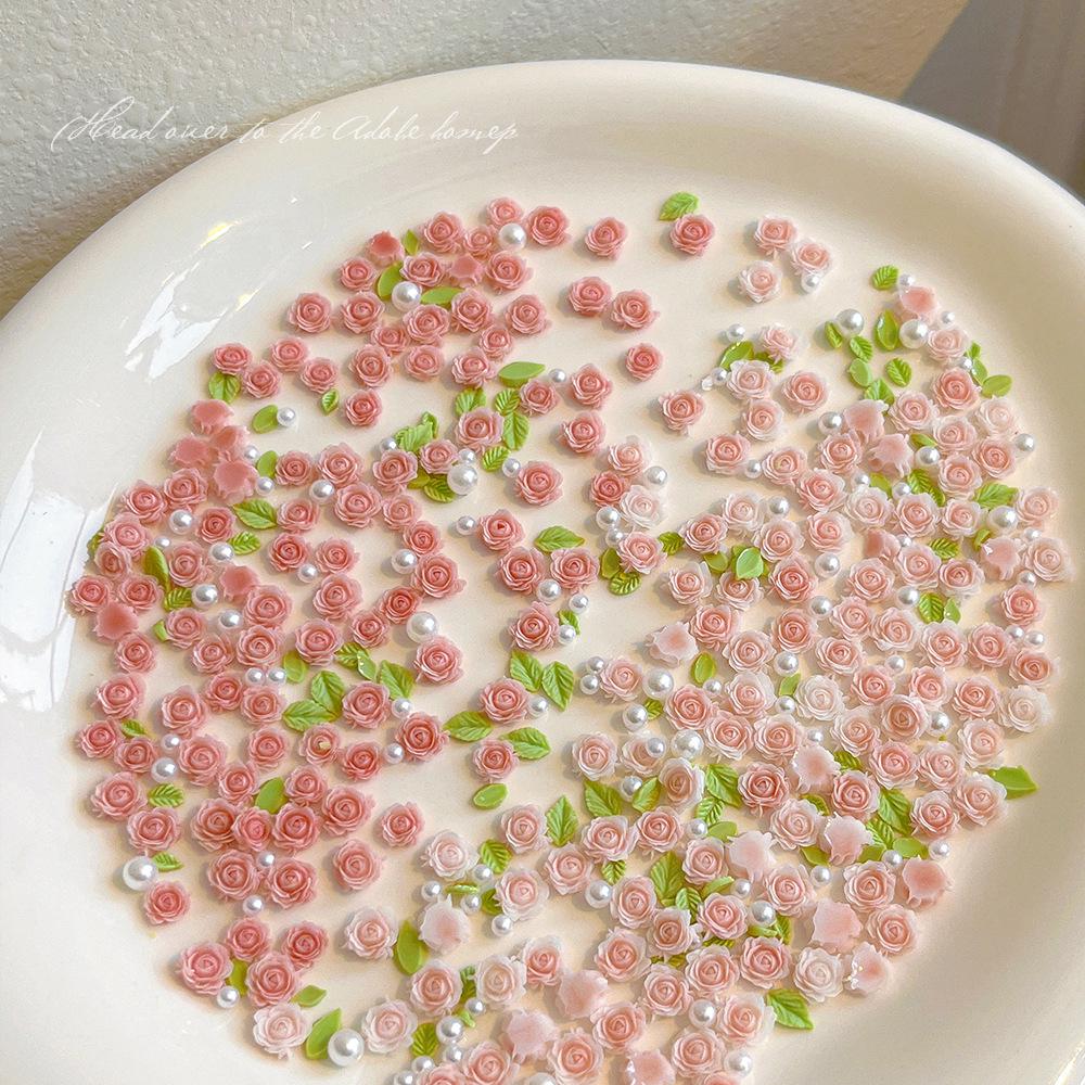 Розовый 3D дизайн ногтей с розами, цветами из смолы и миксом жемчуга