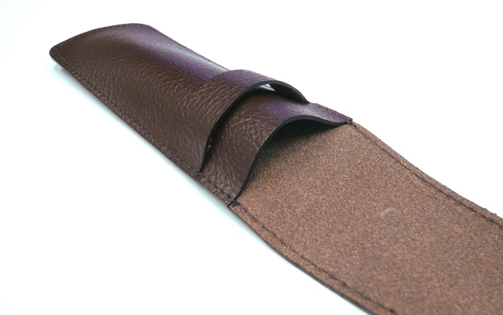 2 пенала из зернистой коровьей кожи шоколадного цвета с металлическим стержнем и вращающейся шариковой ручкой в обертке из натуральной кожи Director Set Black