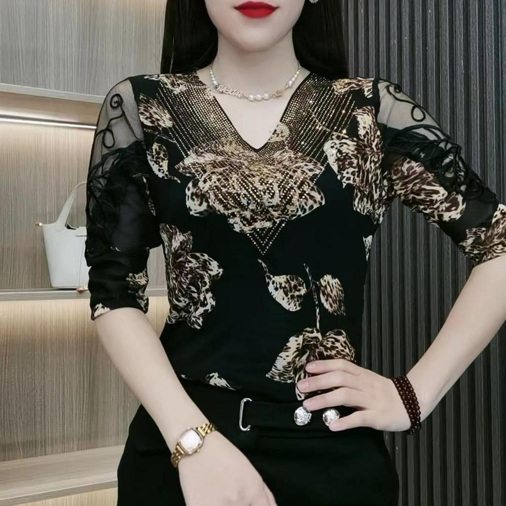 Fashionable Mommy Wear V-neck Base Shirt Middle-aged and Elderly Women Plus Size Loose Lace T-shirt