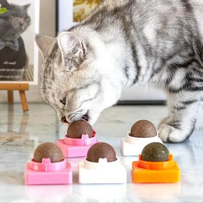 Новые игрушки для домашних кошек с кошачьей мятой, забавные, вращающиеся на 360 градусов, игрушка-мячик для кошек с лакомствами, интерактивные игрушки для котят, фиксируемые