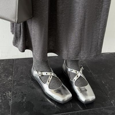 Модные женские новые кожаные, из коровьей кожи, с металлическими заклепками, ремешком с перекрестной пряжкой, на среднем каблуке, с квадратным носком, туфли Мэри Джейн, модные одинарные туфли