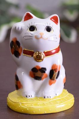 Стильный овальный Манеки-неко с мужчиной, Кутани (Lucky Cat) Фигурка от Waza no Kura. Идеально подходит в качестве подарка на новоселье или открытие магазина.