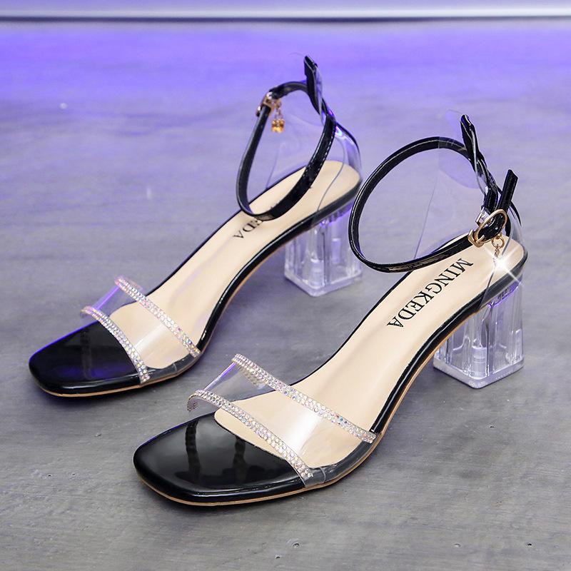 2024 Новые летние сексуальные прозрачные босоножки с кристаллами для женщин на массивном каблуке с поясом-трапецией