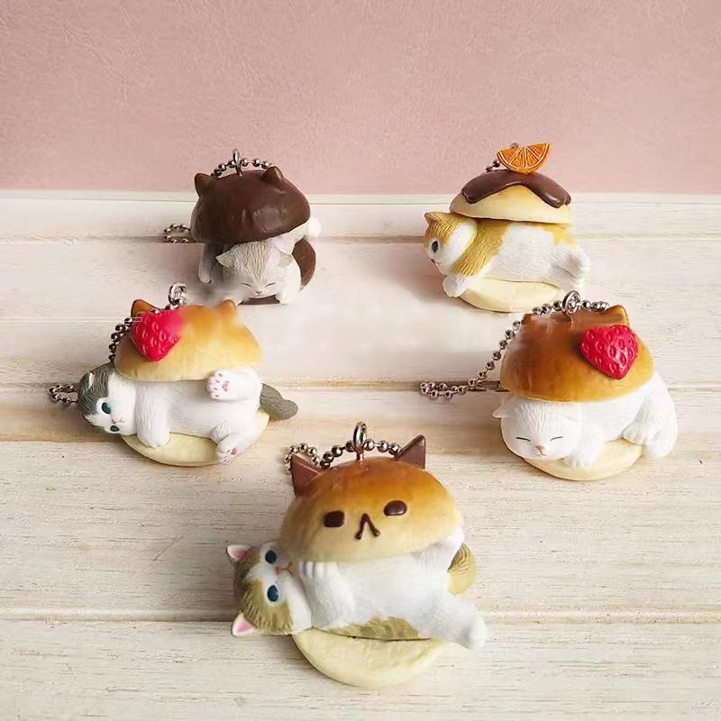 4 см капсульные игрушки милый кавайный талисман белые оранжевые полосатые кошки зажаты между хлебными фигурками гашапон плюшевая игрушка