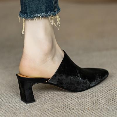 Шелковые классные тапочки женские 2024 новая верхняя одежда толстый каблук коричневый французский высокий каблук сумка голова половина перетаскивание