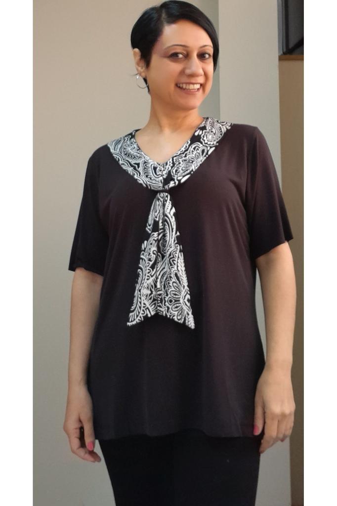 Женская стильная футболка большого размера. Футболка из вискозы из чесаного хлопка с черным воротником-шарфом и черно-белой деталью воротника.