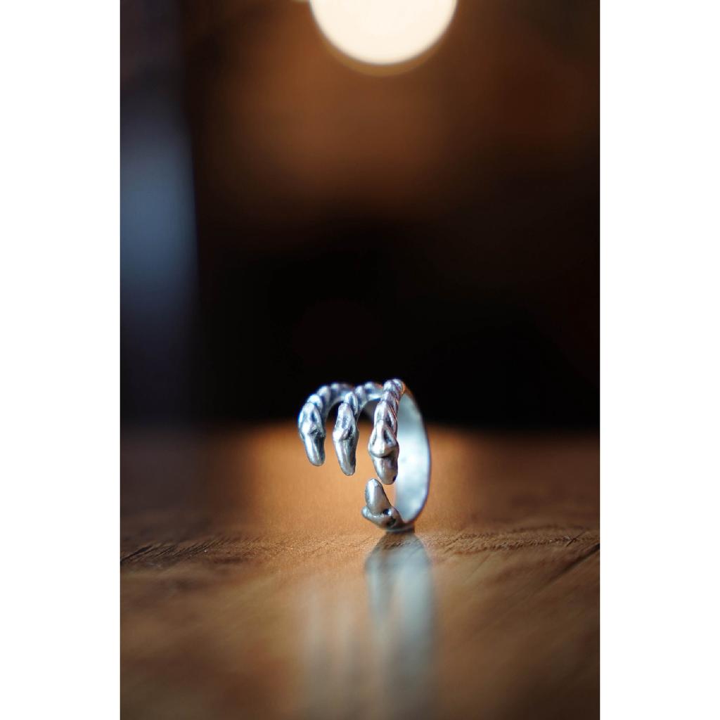 Черное регулируемое кольцо «Коготь скелета»