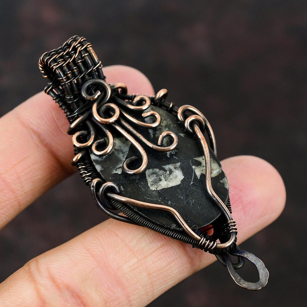 Подвеска в виде хризантемы, подвеска из драгоценного камня, подвеска из медной проволоки, ювелирное изделие в виде хризантемы, подвеска ручной работы, дизайнерская подвеска, подарок для матери