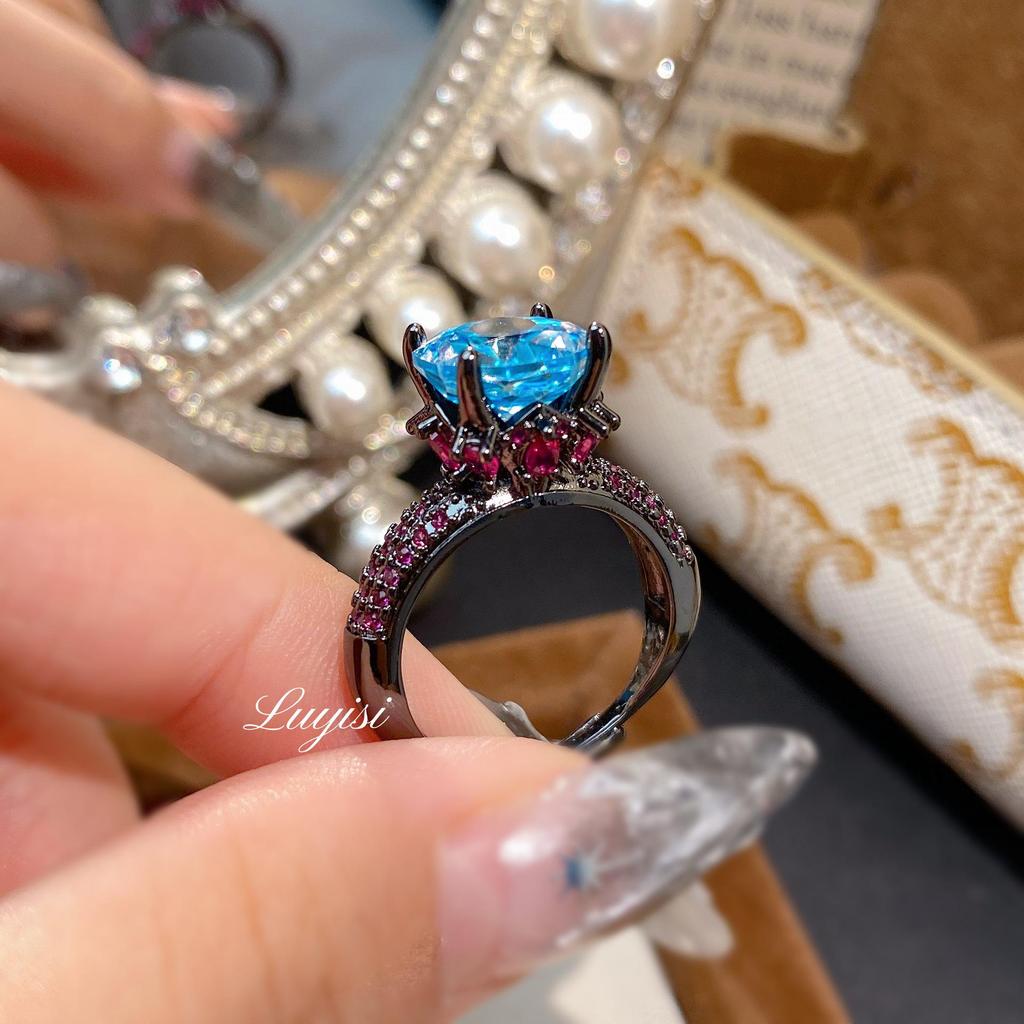 Восьмиугольное кольцо из черного золота с аквамарином огранки «Тысячелетие» и фиолетовым бриллиантом