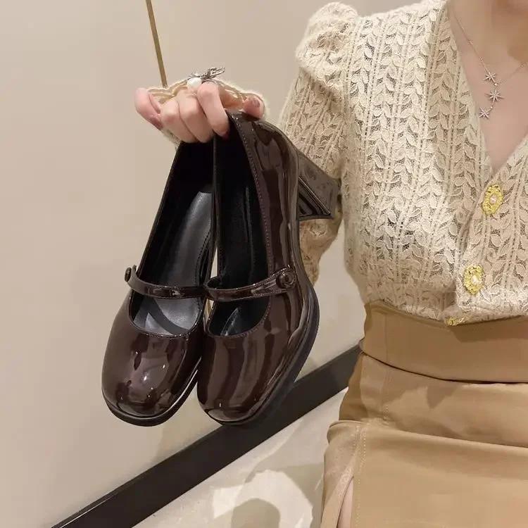 Празднуйте Летние Новые Лакированные Коричневые Туфли Винтажные Туфли на Толстом Высоком Каблуке Женские Женские Квадратный Носок Массивный Каблук 2025 черный