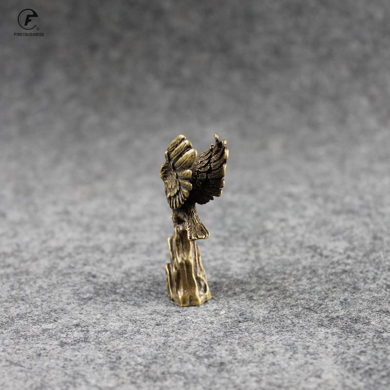 Антикварные ornaments из цельной меди Статуэтка молодого орла из бронзы Латунные миниатюрные фигурки Домашние украшения Декор для офисного стола Чайные питомцы