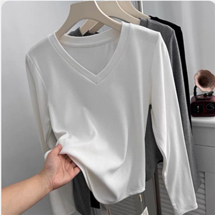 Мягкий и пушистый короткий свитер с осенне-зимним начесом мехом. Простая футболка с V-образным вырезом и длинными рукавами. Женская облегающая и утягивающая рубашка.