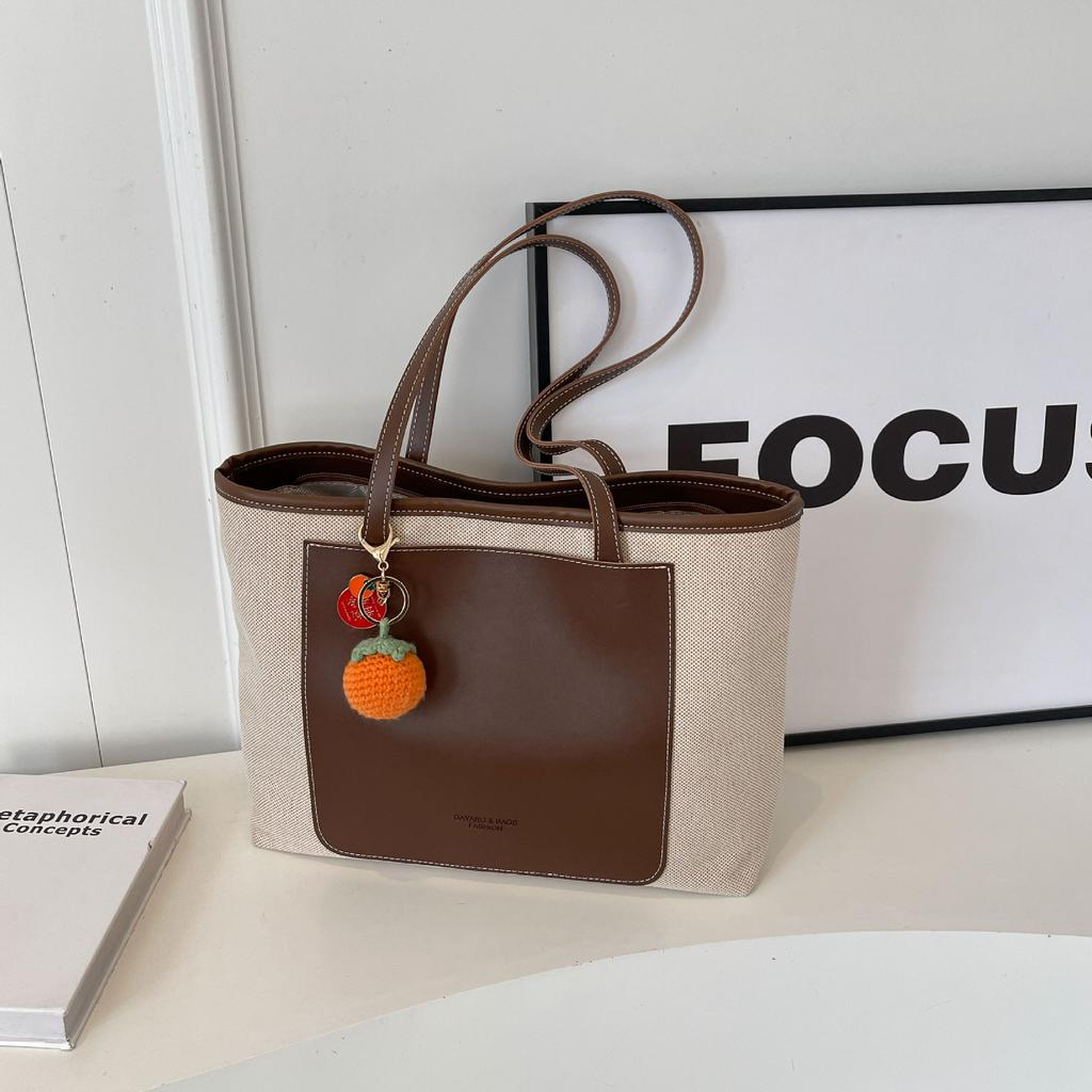 Холщовая сумка большой вместимости для женщин. Новинка 2024 года, осенне-зимняя повседневная универсальная текстурированная сумка через плечо для классных поездок на работу.