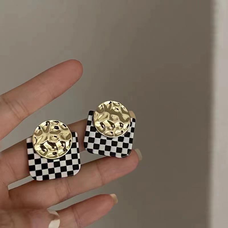 Трендовые клетчатые мозаичные серьги Осень/Зима 2025 для женщин