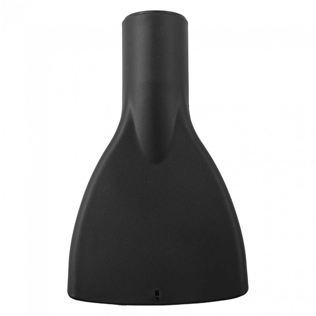 Очищает труднодоступные места щелевой насадкой для пылесосов Karcher