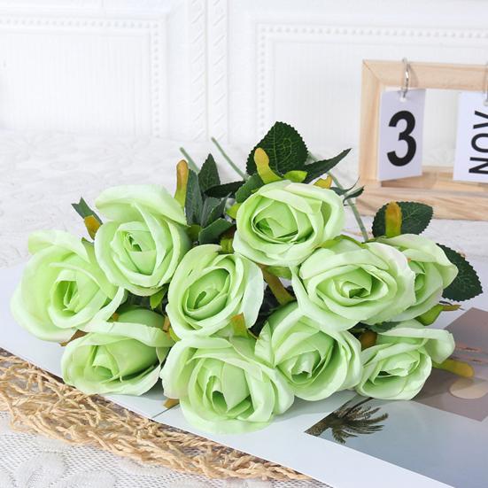 Красивый искусственный цветок, реалистично выглядящий из искусственной шелковой ткани, яркий цвет