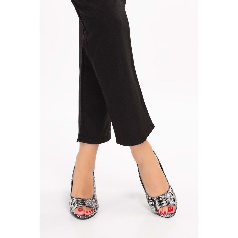 Женские босоножки на среднем каблуке из натуральной кожи