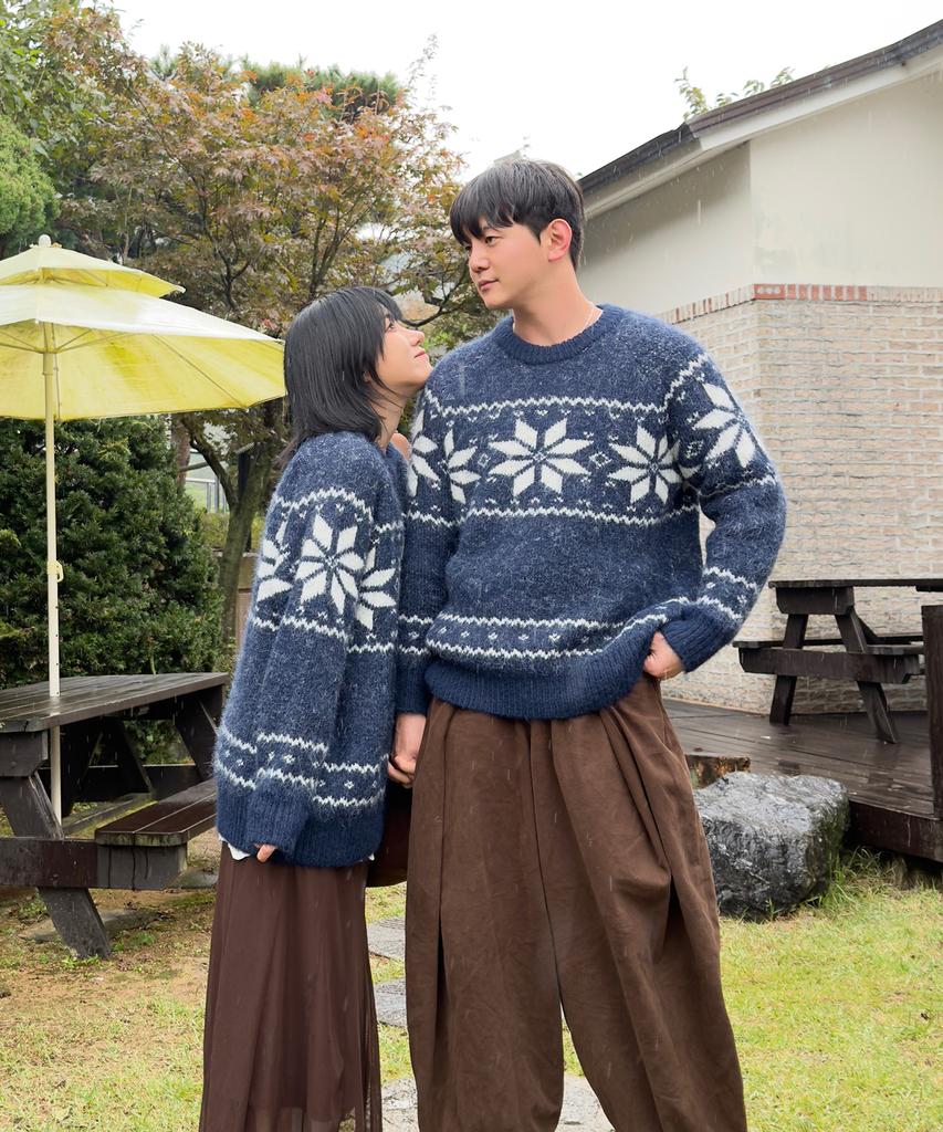 AWESOME STUDIO Nordic Snowflake Jacquard Round Knit Navy