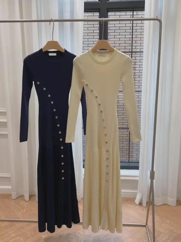 Шикарное платье-свитер с длинными рукавами и косыми металлическими пуговицами