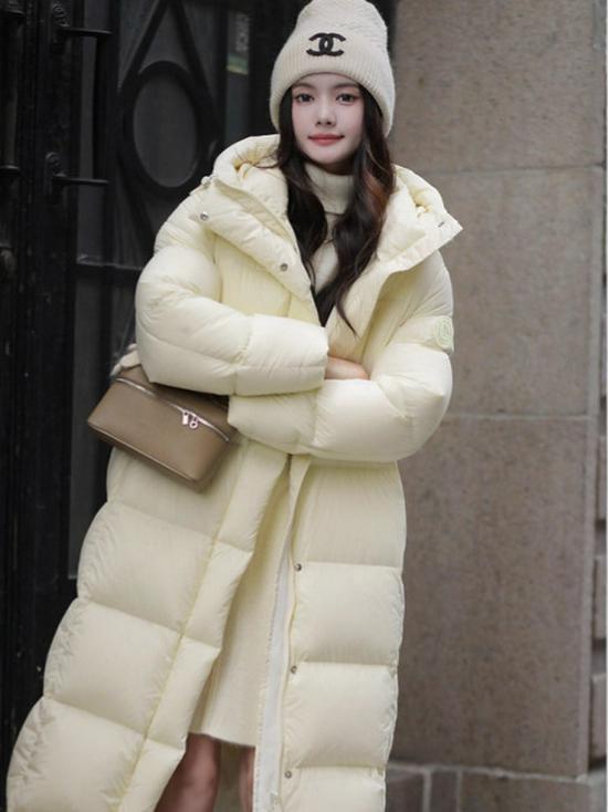 Женское зимнее пуховое пальто светло-зеленого цвета с капюшоном - Длиной до колена, Утепленное, Теплое, Средней длины с нашивками на рукавах.