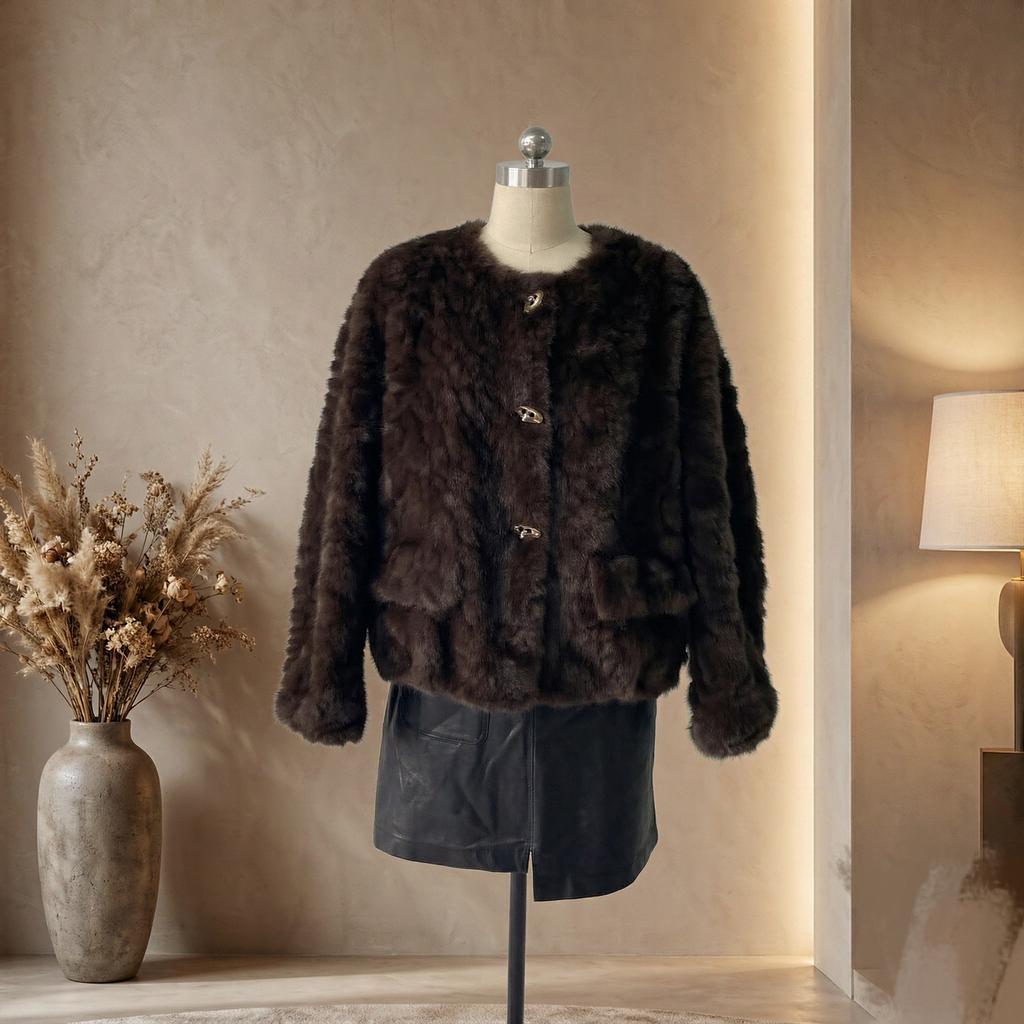 Direct supply of Xiaoxiangfeng flower fox imitation fur short loose plush pocket round neck fur integrated coat
