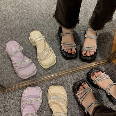 Интернет знаменитости тапочки женская одежда 2025 летняя мода иностранный стиль стразы толстая подошва две носить сандалии фея ветер одно слово