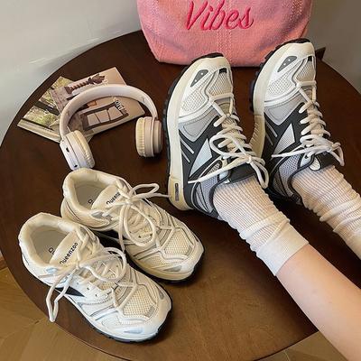 Дышащая толстая подошва корейской сетки популярная легкая спортивная обувь женская новинка 2025 года летняя универсальная увеличивающая рост белая обувь