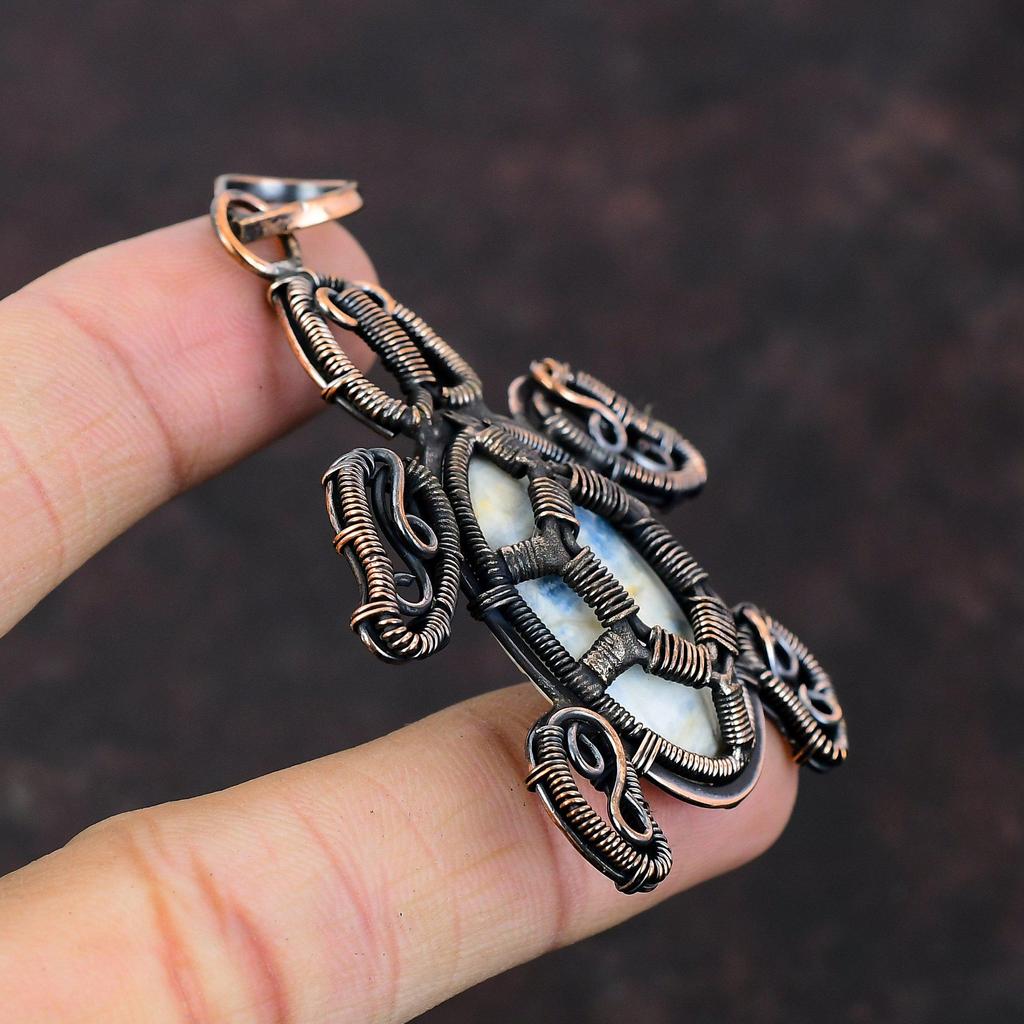 Голубой шеелитовый кулон, обернутый медной проволокой, подвеска в виде черепахи, ювелирное изделие ручной работы, потрясающий кулон с драгоценным камнем, изумительное медное ювелирное изделие, подарок на помолвку