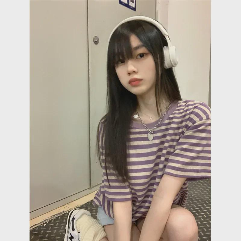 Женская летняя корейская полосатая футболка свободного кроя с короткими рукавами 2024 года - модный пуловер с круглым вырезом.