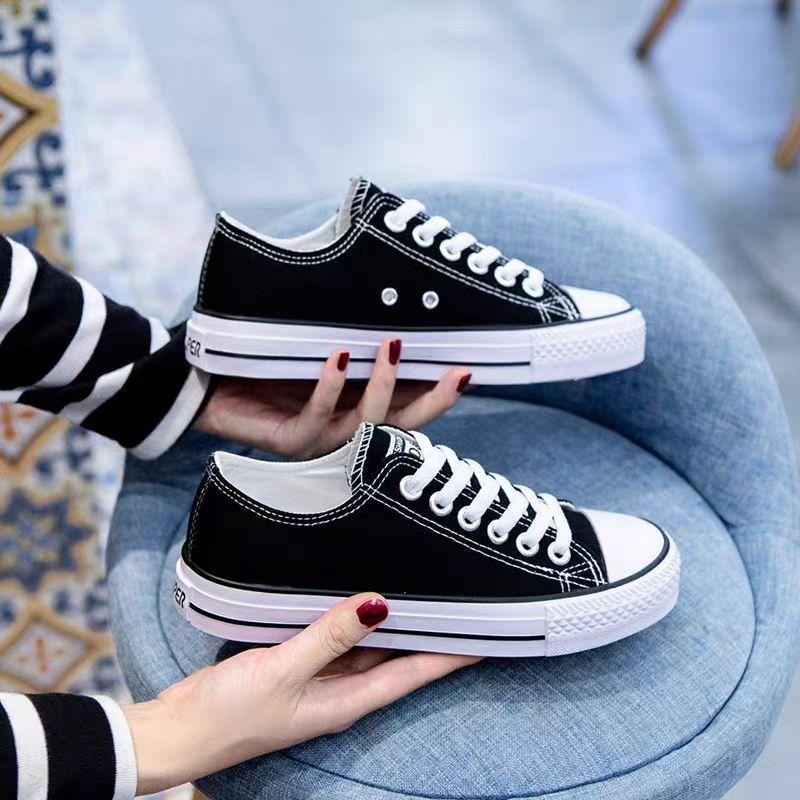 Холщовые туфли женские студенческие универсальные повседневные базовые туфли 2025 новые дышащие корейская версия классические тканевые туфли маленькие белые кроссовки