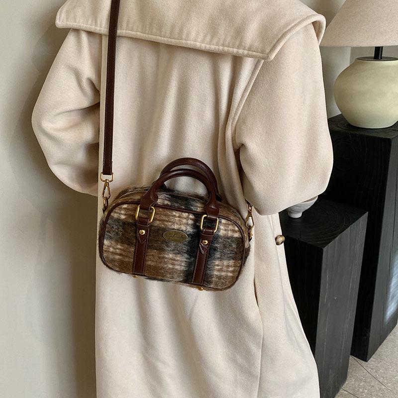 Шерстяная портативная сумка для боулинга женская 2025 новая модная в стиле ретро колледж клетчатый узор универсальная на плечо мессенджер