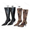 Модные новые женские сексуальные сапоги с леопардовым принтом, модные высокие каблуки с острым носком, застегивающиеся на молнию, длинные сапоги, модная обувь для показа мод